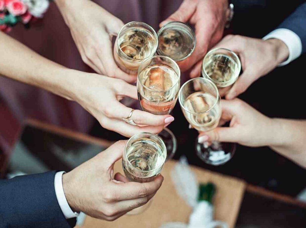 結婚式に1人で参列するゲストへの配慮の為、事前に同じテーブルのゲストを伝える